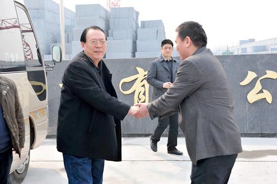 濮陽市住建局、墻改辦等領(lǐng)導(dǎo)一行蒞臨我司視察1   2012年3月21日濮陽市住建局、墻改辦等領(lǐng)導(dǎo)一行蒞臨我司視察